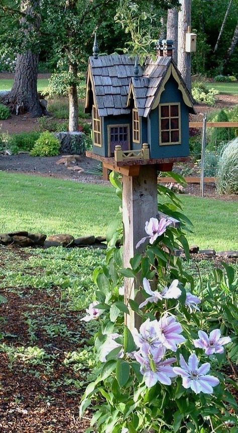 Whimsical Bird Houses, Houses Cottage, Backyard Birds Sanctuary, Urban Boho, Homemade Bird Houses, Bird Houses Ideas Diy, Beautiful Birdhouses, Garden Birdhouses, Bird House Feeder