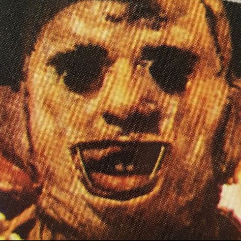 Leather Face Scary Movie, Bubba Sawyer Leatherface, B Horror Movies, Leatherface Aesthetic, Slasher Pfp, Horror Pfp, Bubba Sawyer, Comedy Mask, Umibe No Onnanoko