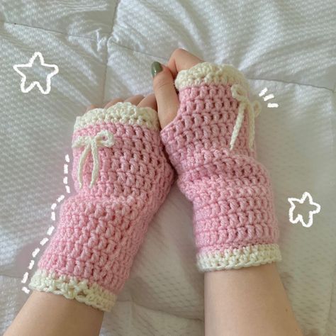 Coquette Crochet, Cute Crochet Ideas, Crochet Diy Tutorial, Crochet Fairy, Things To Crochet, Crochet Idea, Crochet Fingerless Gloves, Kawaii Crochet, Crocheting Ideas