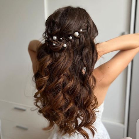 Braid hairstyle Open Hairstyles With Beads, Open Hair Messy Hairstyles, Open Messy Hairstyle, Fairy Like Hairstyle, Long Open Hair Hairstyles Wedding, Ethereal Hairstyles Romantic, Open Hair Braid Hairstyles, Hairstyles For Marriage Function, Hairstyles For Sangeet Function