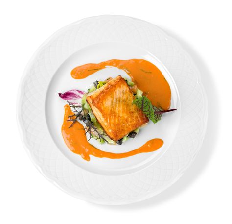 What To Serve With Salmon, Slow Cooked Salmon, Fine Dining Plating, Michelin Food, Cooked Salmon, Gourmet Food Plating, Salmon Fillet, Red Wine Sauce, Fine Dining Recipes