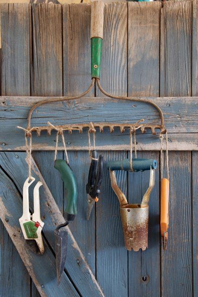 re-purpose a broken rake Plant Pot Storage, Garden Tool Holder, Gardening Tricks, Ocd Organization, Pitch Forks, Garden Goddess, Garden Rake, Pot Storage, Garden Tool Storage