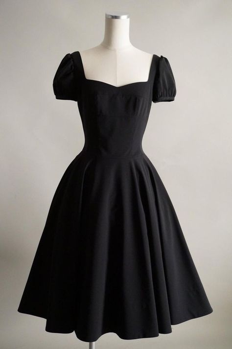 Pretty Black Dresses, Mode Ulzzang, Mode Shoes, Cute Black Dress, Black Dresses Classy, Simple Black Dress, Desi Fashion Casual, Vintage Black Dress, Prom Dress Inspiration