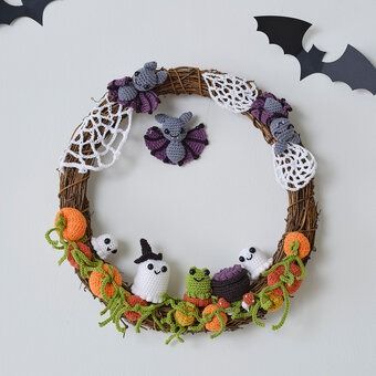 Halloween Crochet Garland Free Pattern, Crochet Halloween Wreath, Crochet Wreath Pattern Free, Crochet Halloween Decor, Crochet Fall Wreath, Crochet Wreath Christmas, Halloween Wreath Ideas Diy, Christmas Crochet Wreath, Christmas Wreath Crochet