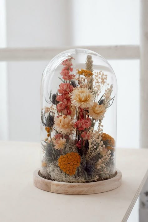 Bell Decorations, Deco Floral, Vintage Diy, Dried Flower Arrangements, Glass Dome, Glass Domes, Pressed Flowers, Pretty Flowers, Dried Flowers