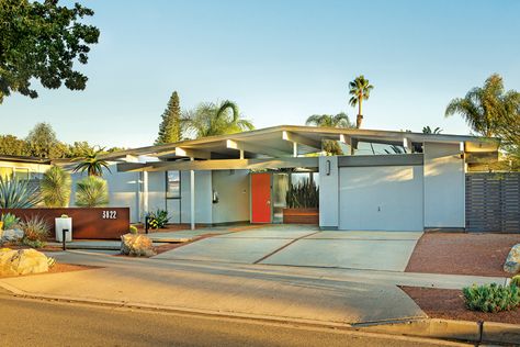 Modern Love: Tour a 1960s Eichler in Southern California - Home 60s California Aesthetic, House Upgrades, Architectural Plants, California Ranch, Eichler Homes, Mcm House, Rectangular Planters, Outdoor Living Rooms, Clerestory Windows