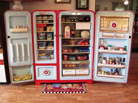 The Kelvinator Foodarama “before”: The Kelvinator Foodarama “after”: Inside “before: Inside “after” Close up of what’s for breakfast: After seeing Greg and Tammy’s fabulous retro red farm house kitchen remodel, there was call to see more of the Kelvinator Foodarama refrigerator. I had been planning it — already had the “before” shot of the behemoth … Vintage Kitchen Appliances, Vintage Refrigerator, Vintage Homes, Kitchen Retro, Retro Appliances, Vintage Appliances, Retro Renovation, Casa Vintage, Old Kitchen