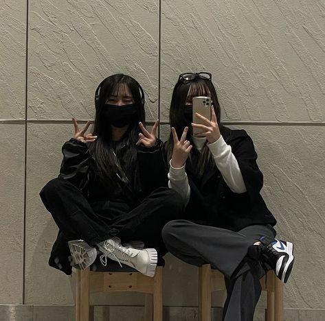 Bff Poses, Music On Spotify, Fotos Goals, People Poses, 사진 촬영 포즈, Friend Poses Photography, Best Friends Aesthetic, Foto Poses, Foto Ideas Instagram