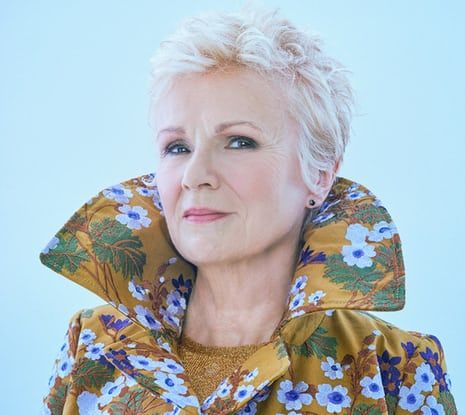 Julie Walters wears an embroidered coat by Erdem Women With Grey Hair, Menopausal Hair, Edgy Purse, Outfits For Short Women, Iconic Hair, Julie Walters, Old Film Stars, Anne Taintor, Mom Hair