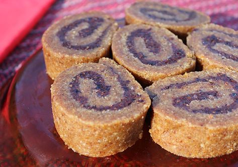 cinnamon-roll-recipe-using-raw-vegan-ingredients Raw Deserts, Deserturi Raw Vegan, Endo Diet, Raw Treats, Sticky Bun, Breakfast Pastry, Cinnamon Roll Recipe, Raw Vegan Diet, Pretty Desserts