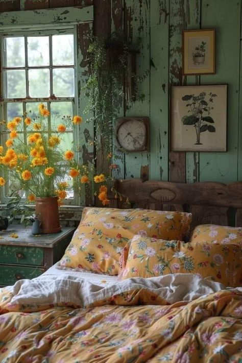 Granny Chic Bedroom, Vintage Wall Decor Bedroom, Girls Bedroom Vintage, Vintage Farmhouse Bedroom, Lodge Bedroom, Vintage Bedroom Ideas, Vintage Inspired Bedroom, Green Headboard, Distressed Wood Furniture