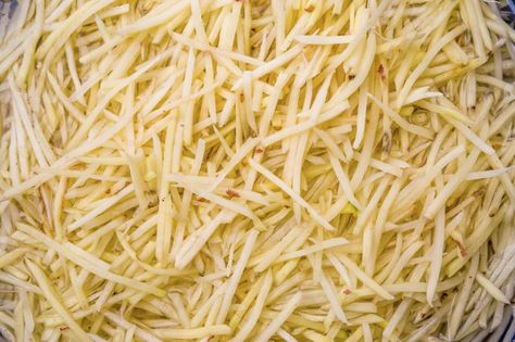 How to Freeze Potatoes for Hash Browns Freeze Potatoes, Freezing Potatoes, Homemade Hashbrowns, Freezing Vegetables, Frozen Hashbrowns, Freezing Food, Shredded Hash Browns, Frozen Potatoes, Shredded Potatoes