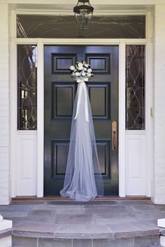 Front door for a Bridal Shower - so cute! Auction Decor, حفل توديع العزوبية, Bridesmaid Brunch, Worship Ideas, Birthday Door, Holiday Swag, 15 Birthday, Christmas Pageant, Bachelorette Party Games