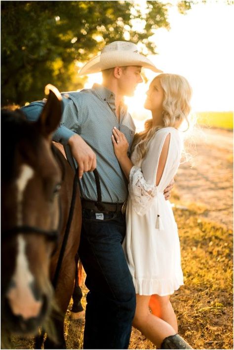 Couple Horse Photography, Horse Engagement Photos, Western Engagement Pictures, Pecan Orchard, Country Engagement Photos, Western Engagement Photos, Mode Country, Country Engagement Pictures, Winter Engagement Pictures