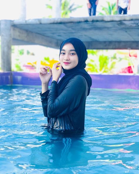 Photo by 𝐒 𝐇 𝐀 on July 18, 2020. Gambar mungkin berisi: 1 orang, anak, luar ruangan dan air Iranian Women Fashion, Muslim Women Hijab, Iranian Women, Hijab Chic, Friend Photoshoot, Beautiful Hijab, Hijab Outfit, Muslim Women