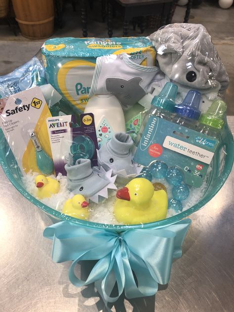 Baby Basket Gift Ideas Boy, Baby Shower Boy Gifts, Baby Shower Gift Ideas For Boys, Baby Shower Gifts Boy, Boy Baby Shower Gifts, Diy Baby Shower Ideas, Cheap Baby Shower Gifts, Basket Boy, Baby Shower Basket