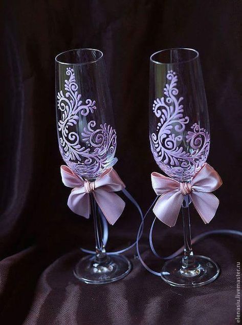 Diy Wine Glasses, Wedding Wine Glasses, Wedding Champagne Glasses, Decorated Wine Glasses, Glass Painting Designs, Hand Painted Glasses, Wine Glass Crafts, Wine Glass Art, Glass Engraving