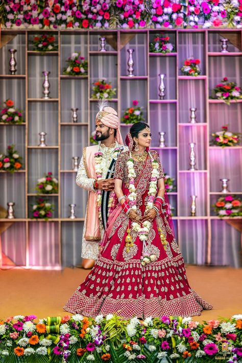 Marrige Pose Wedding Photos, Cupal Pose, Couple Wedding Dress Indian Hindu, Engagement Portraits Poses, Indian Wedding Reception Outfits, Marriage Poses, शादी की तस्वीरें, Pose Couple, Bride Groom Poses