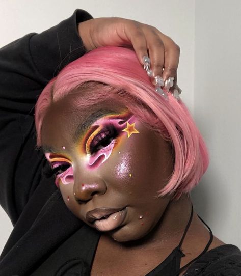 Maximalism Makeup, Extreme Makeup Looks, Makeup Ideas Eyeshadows, Weird Makeup Looks, Bright Makeup Looks, Maximalist Makeup, Eccentric Makeup, Alien Core, Unconventional Makeup