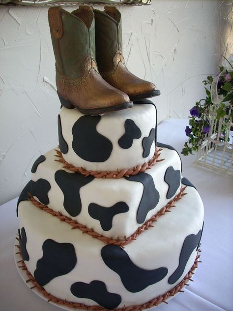 Cowhide with Boot - This was a grooms cake Cowboy Wedding Cakes, Cowboy Boot Cake, Cow Print Cakes, Cow Wedding, Cow Print Birthday, Wedding Cowboy Boots, Cowboy Cakes, Cow Cakes, Small Cow