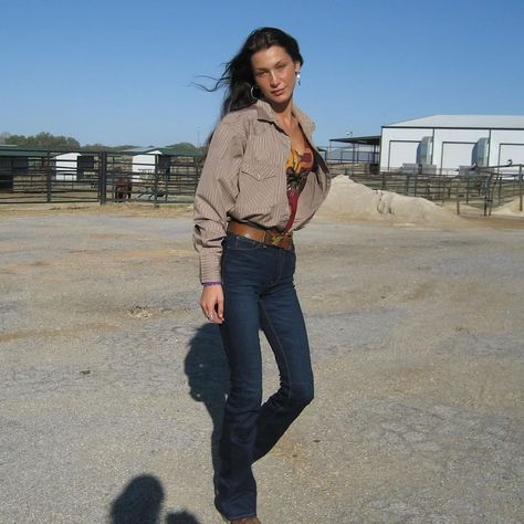 Bella Hadid Rewrites the Rules of Rodeo Style Ranch Outfits, Estilo Cowgirl, Botas Western, Horse Riding Outfit, Vogue France, Looks Country, Bella Hadid Outfits, Estilo Country, Rodeo Outfits