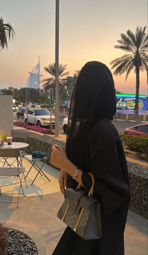 Uae Women, Khaleeji Lifestyle, Khaleeji Abaya, Arabic Women, Abaya Outfit, Dubai Aesthetic, Dubai Abaya, Arabian Women, Hijabi Aesthetic