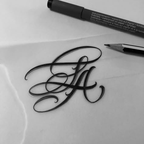 4,794 Likes, 92 Comments - Brigantetattoo (@brigantetattoo) on Instagram: “--- COMING SOON --- THE complete alphabet heart initials --- #thebesttattooartists #letteringinsoul…” Small Letter Tattoo, Art Tattoo Design, La Tattoo, Hand Lettering Worksheet, Lettering Letters, Freehand Drawing, Art Lettering, Family Tattoo, Tattoo Signs