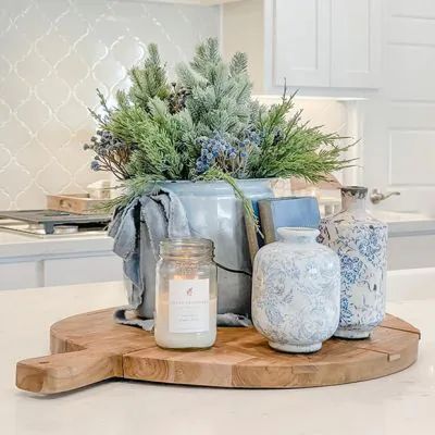 Blue Christmas Decor Ideas, Terra Cotta Vase, Coastal Christmas Decor, Blue Christmas Decor, Dining Room Blue, Kitchen Christmas, Cottage Christmas, Christmas Kitchen Decor, White Table Cloth