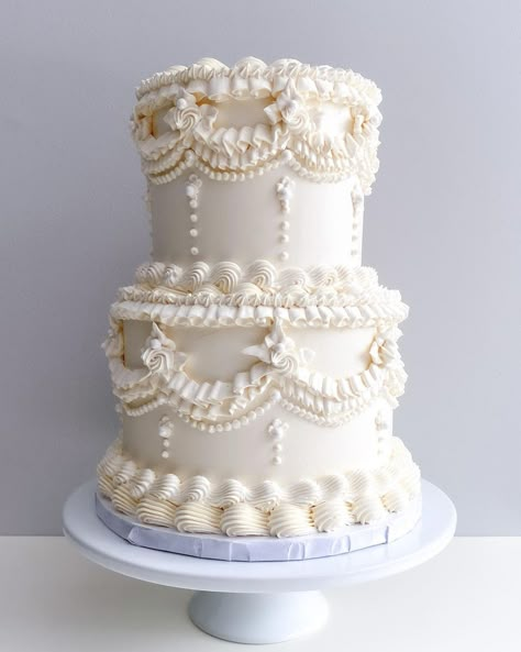 Lemon & Lavender Bake Shop on Instagram: “modern l a m b e t h 〰️ #lambethcake #lambeth #overpiping #vintage #vintagestyle #vintagecake #wedding #weddingcake #monochrome…” Monochrome Vintage Cake, Wedding Cake Designs Vintage, Ornate Wedding Cake, Lambeth Cake Wedding, Old School Wedding Cakes, Vintage Inspired Wedding Cake, Lambeth Wedding Cake, Frilly Cake, Wedding Cake Vintage