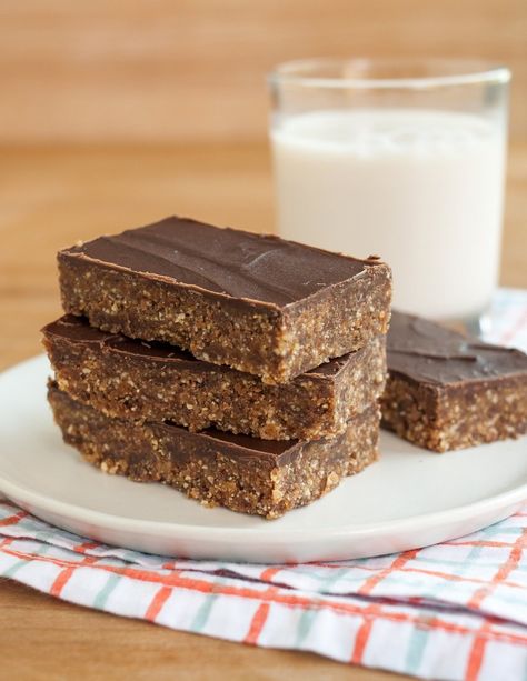 Recipe:  Peanut Butter & Chocolate Energy Bars  — Recipes from The Kitchn Caramel Coffee Syrup, Whole Wheat Banana Bread, Energy Bars Recipe, Peanut Butter And Chocolate, Chocolate Snacks, Oatmeal Bars, Paleo Snacks, Small Snacks, God Mat