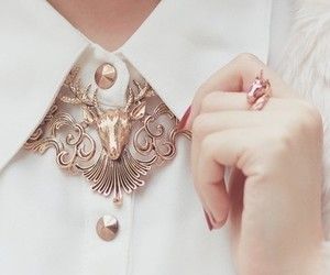 collar Fantasy Jewelry, Fantasy Fashion, Character Outfits, Cute Jewelry, White Shirt, Beautiful Jewelry, Jewelry Accessories, Gadgets, Jewelry Design