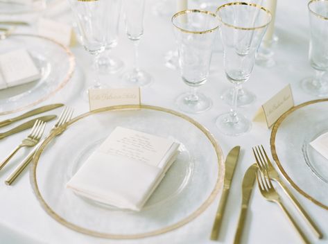 clear charger plates rimmed with gold, gold flateware at wedding reception Gold Trim Charger Plates Wedding, Show Plates Wedding, Clear Chargers With Gold Trim, Clear Charger Plates, Modern Tropical Wedding, Charger Plates Wedding, Show Plates, Wedding Reception Layout, Classic White Wedding