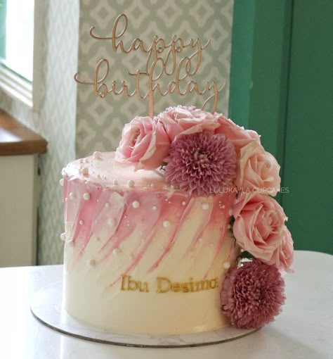 Flower buttercream cake 57th Birthday Cake For Women, 57 Birthday Party Ideas For Women, Ombre Birthday Cake For Women, Cake Decorating With Real Flowers, Real Flower Cake Design, Birthday Cake 70th Woman, Real Flower Cake Decorating, Cream Cake Design Birthday, Small Birthday Cake For Women