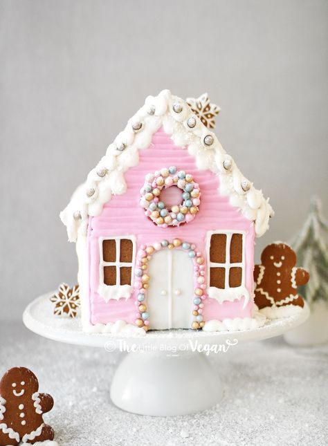 Gingerbread House Cake, Gingerbread House Icing, Homemade Gingerbread House, Gingerbread House Parties, Gingerbread House Designs, Vegan Gingerbread, Gingerbread House Cookies, Gingerbread Party, Gingerbread Christmas Decor