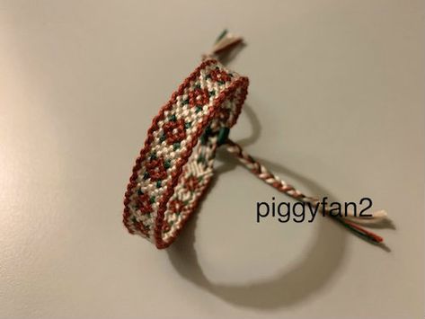 Thread Bracelets Color Ideas, Indie Friendship Bracelet, Floral Friendship Bracelet Pattern, Stars Bracelet Pattern, Cherry Bracelet Pattern, Coquette Friendship Bracelet, Small Friendship Bracelet Patterns, Matching Diy Bracelets, Autumn Friendship Bracelet