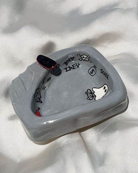 Ashtray Out Of Clay, Ashtray Clay Aesthetic, Clay Ashtray Ideas Aesthetic, Grunge Clay Art, Polymer Clay Ashtray, Diy Ashtray Clay, Clay Art Projects Sculpture, Clay Art Aesthetic, Ash Tray Clay