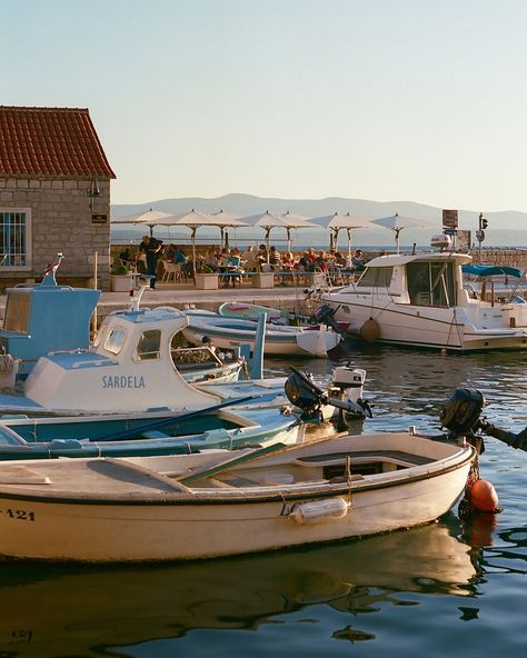 still or moving? 🌀 📷 canon ae-1 🎞 kodak portra 160 🎥 iPhone 15 pro Brac Croatia, Portra 160, Canon Ae 1, Kodak Portra, 35mm Film, Iphone 15 Pro, Film Photography, Croatia, Iphone 15