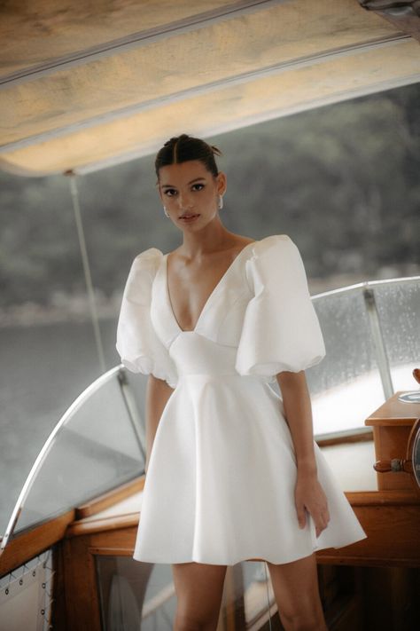 Wedding Ideas 2024, Wedding Gown With Sleeves, Preppy Chic Outfits, Rehearsal Dinner Outfits, Unique Themes, Civil Wedding Dresses, Mini Wedding Dresses, Rehearsal Dinner Dresses, Creative Wedding Ideas