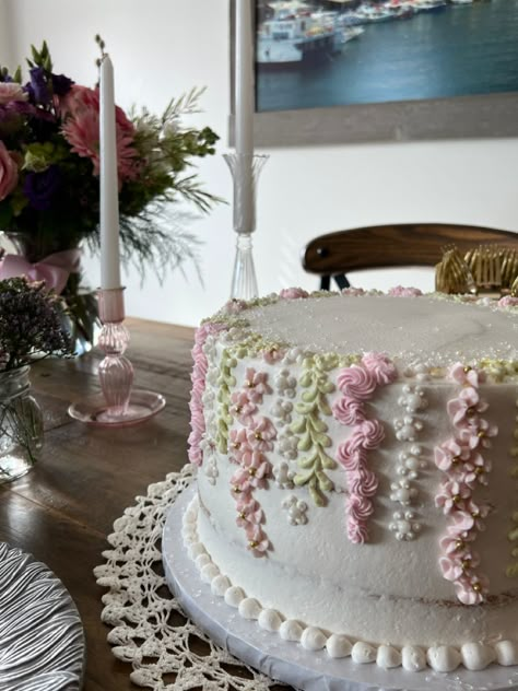 white cake with simple pink and white flowers White Cake Pink Flowers, Pretty Cakes Simple, Aesthetically Pleasing Birthday Cakes, White Cake With Flowers Birthday, Spring Birthday Cake Aesthetic, Floral Grad Cake, Simple Pink And White Cake, Simple Floral Birthday Cake, Flower Theme Birthday Cake