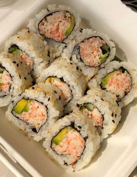 Aesthetic Asian Food, California Roll Sushi, Roll Food, Sushi Aesthetic, Sushi Box, Aesthetic California, Aesthetic Asian, Roll Sushi, Food Asian