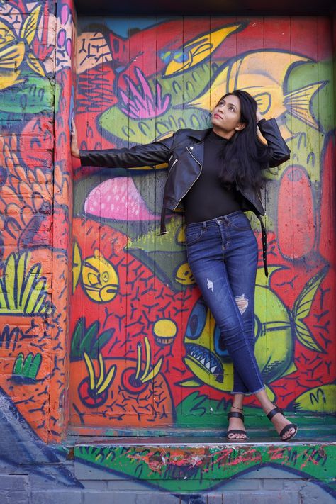 Wall Modeling, Alley Photoshoot, Heels Colorful, Graffiti Alley, Modeling Poses, Graffiti, High Heels, Heels, Wall