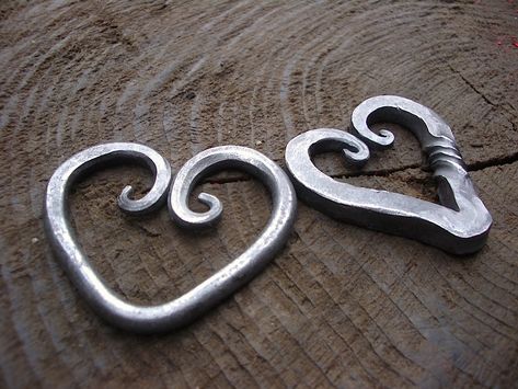 Island Blacksmith: Hand forged ironwork. Forged Pendant, Forging Knives, Blacksmith Forge, Blacksmith Projects, Horseshoe Crafts, Metal Working Projects, Horseshoe Art, Forging Metal, Iron Work