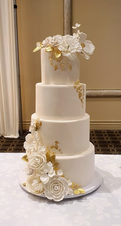 Modern Glam Wedding Cake, 4 Tier Wedding Cake Elegant Gold, Torte Za Vencanje, Wedding Cakes Elegant Romantic Gold, Wedding Cake Designs Elegant 2024, Gold Quince Cake, Wedding Cake Champagne Color, Cake With Diamonds, White And Gold Cakes