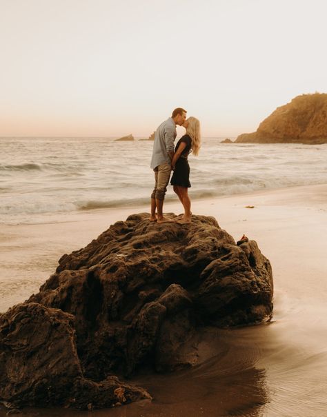 Beach Engagement Photos Outfit, Engagement Photo Shoot Beach, Photo Romantic, Photo Shoot Beach, Laguna Beach Engagement, Victoria Beach, Sunset Engagement Photos, Engagement Photo Outfit Ideas, What To