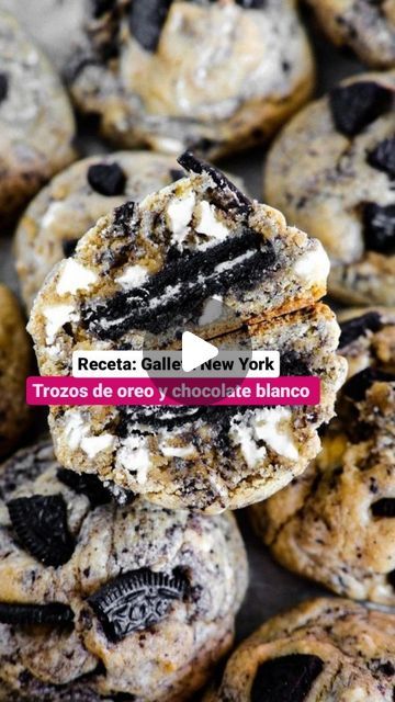 Especialistas en Galletas | Brownies, postres & Dulces on Instagram: "Receta galletas New York y oreo 👇🍪✨  ingredientes: 430gr de harina todo uso, 1/2 cdta de sal, 3 cdtas de polvo de hornear, 1/4 cdta de bicarbonato de sodio, 230gr de mantequilla sin sal, 160gr de azúcar morena, 160gr de azúcar blanca, 2 huevos, 1 cdta de esencia de vainilla, 20 galletas oreo troceadas, 150gr de chocolate blanco en cuadritos.   preparación:  Batir la mantequilla con las azucares... Añadir ya tamizados los ingredientes secos, harina, bicarbonato, polvo de hornear, Maicena.   Mezclamos e incorporamos las oreos, cuadritos de  chocolate blanco... mezclas muy bien todo por 30 segundos hasta que se incorpore todo.   Relleno: Derretir chocolate blanco, y agregarle unos trocitos de oreo... Armar bolitas y lleva Oreo Cookie Bar, New York Cookies, New York Style, Oreo Cookies, Chocolate Brownies, Cookie Bars, Oreo, New York, Cake