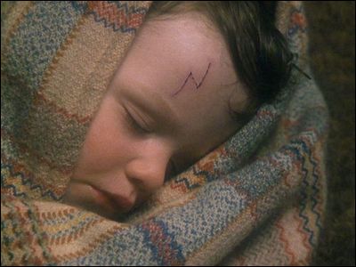 Baby Harry left with his muggle family the Dursley's Harry Potter Scar, Writing Fantasy, Harry Potter Tattoo, Harry Potter Baby, The Sorcerer's Stone, Harry James, Harry James Potter, Lord Voldemort, Harry Potter Series