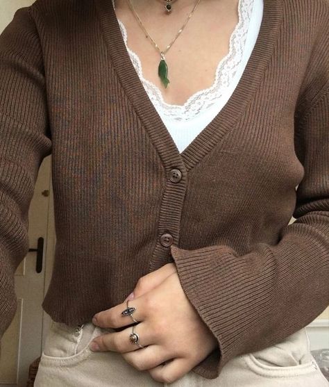 Brown Coquette Outfit, Cinnamon Girl Outfit, Twilight Wardrobe, Outfit Vintage 90s, Brown Cardigan Outfit, Aesthetic Vintage Outfits, Neat Casual Outfits, Cinnamon Girl, Cardigan Outfit