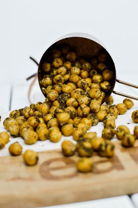 Crunchy Greek Roasted Chickpeas - Plant Based Scotty Chickpea Plant, Vegetarian Chickpea Curry, Curried Chickpeas, Salad Jar Recipe, Chickpeas Recipe, Chickpea Curry Recipe, Greek Chickpeas, Christmas Appetizer, Crunchy Chickpeas