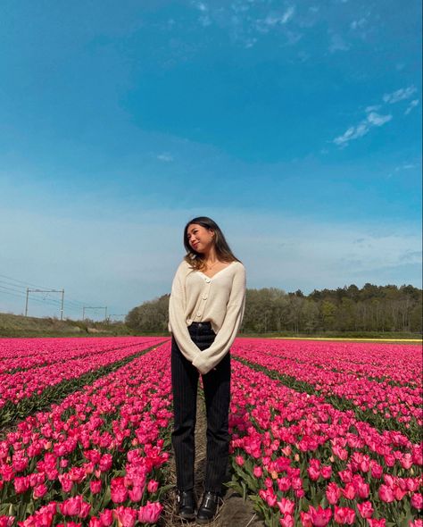 Girl in flower field. Tulip field. Spring. Netherlands. Pretty. Style. Outfit. Tulip garden Tulip Garden Picture Ideas, Outfit For Tulip Garden, Tulips Outfit Ideas, Outfits For Tulip Field, Tulip Field Photo Ideas, Tulip Field Photoshoot Photo Ideas, Tulip Farm Outfit Cold, Tulips Field Photoshoot, Tulip Field Picture Ideas