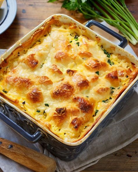 The topping of this Magic Chicken Pie is absolutely mouthwatering! Must make again! Bisquick Chicken, Magic Chicken, Chicken And Mushroom Pie, Chicken Pie Recipe, Buttered Vegetables, Bisquick Recipes, Chicken Pie, Pot Pies Recipes, Chicken Pot Pie Recipes